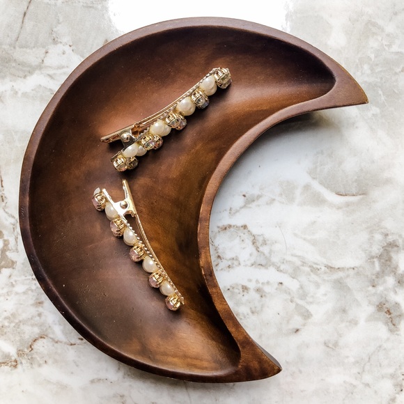 🎉HP🎉 Set Of 2 Iridescent & Pearl Alligator Hair Clips - Picture 6 of 7